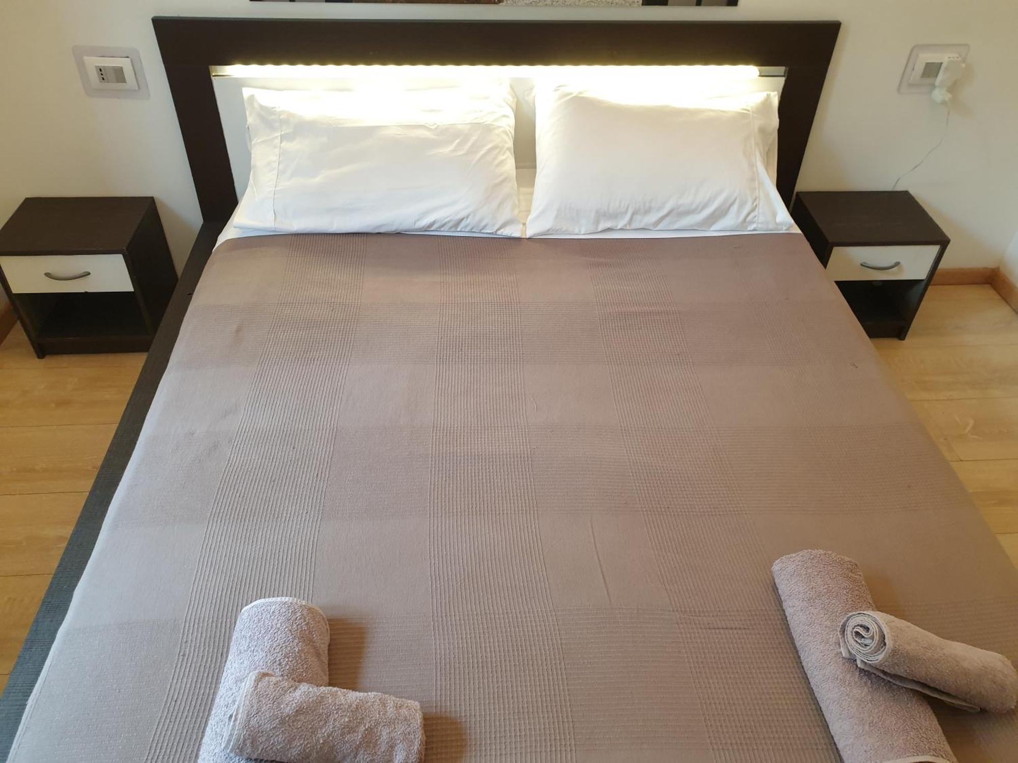 Your Lovely Home, Porta Venezia-1 Queen Bed, 3 Single Beds, 1 Sofa Bed- Milan Luaran gambar